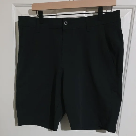 Under Armour Men's Black Flat Front Shorts - Picture 1 of 5